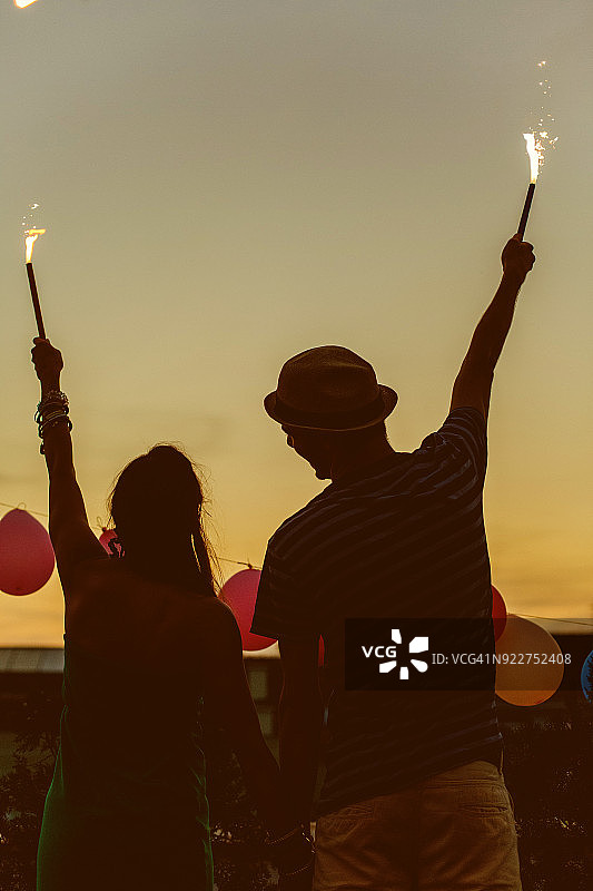 屋顶上的烟花图片素材
