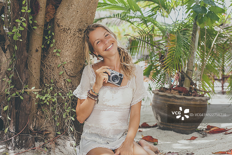 手持复古相机的女子图片素材