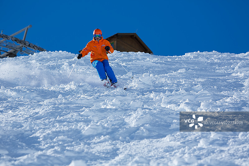 滑雪者在蔚蓝天空下越野滑雪图片素材