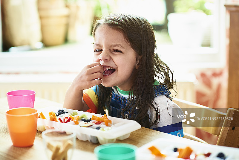 女孩吃零食图片素材