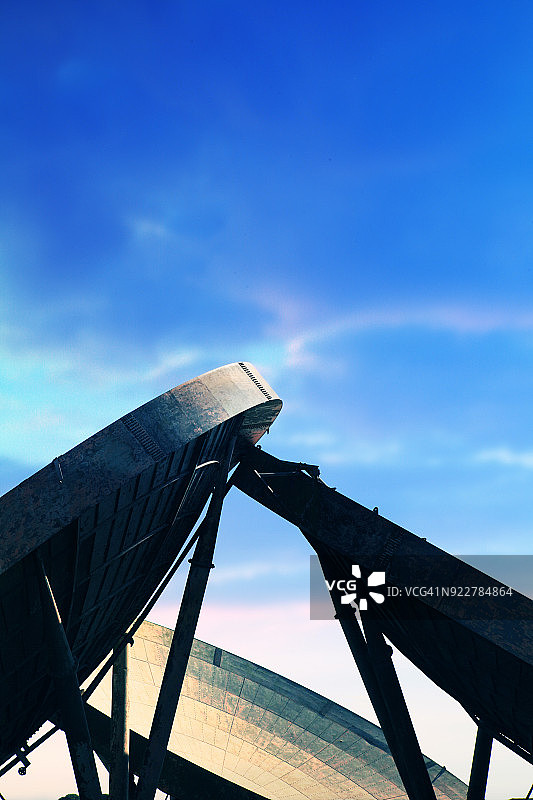 蓝色天空下的雷达天线图片素材