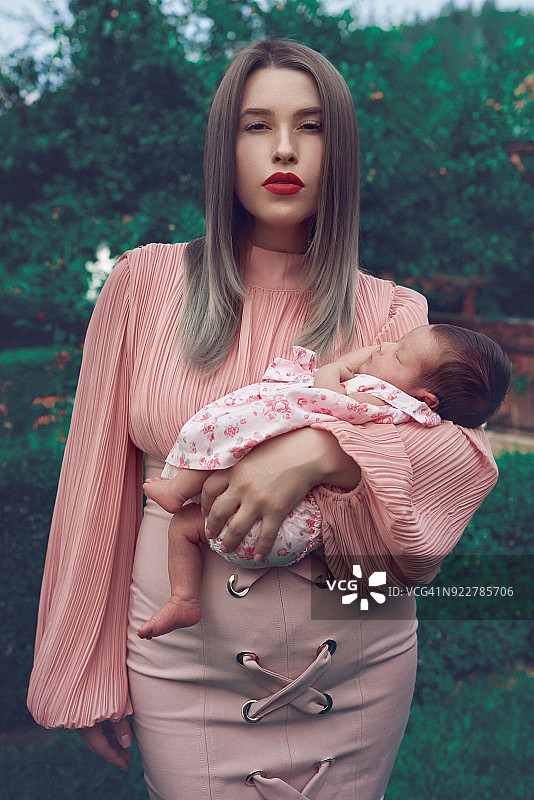 抱着宝宝的时尚模特图片素材