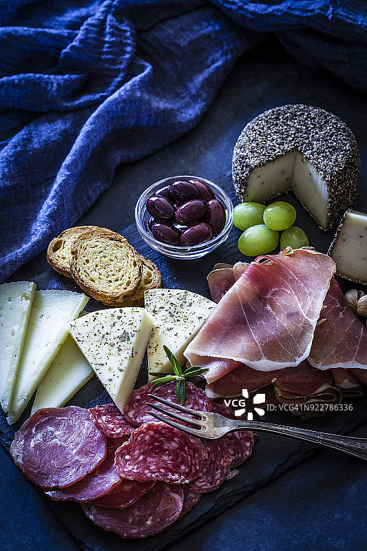 蓝色调餐桌上的美味开胃菜图片素材