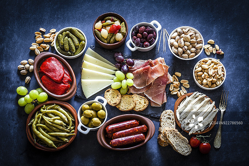 从上方拍摄的蓝色调桌子上的西班牙小吃图片素材