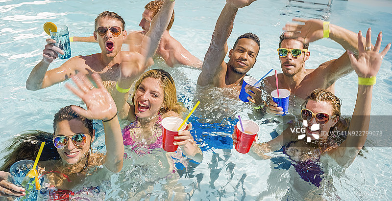 朋友们在游泳池里玩耍图片素材