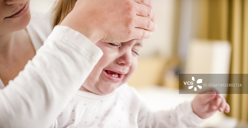 妈妈用手测试宝宝的体温图片素材