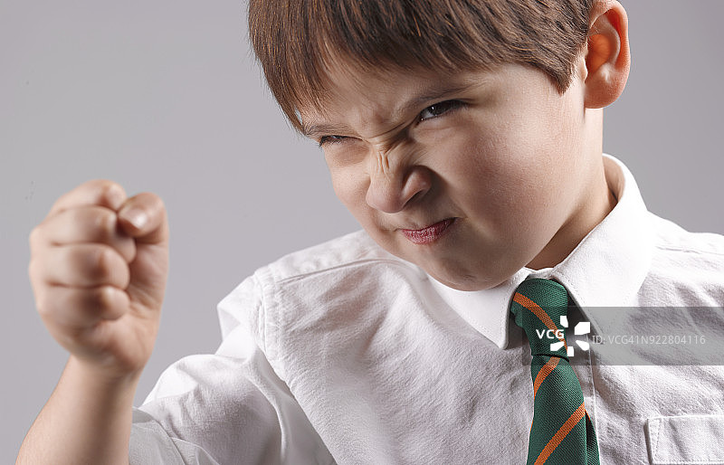 愤怒的男学生猛烈抨击图片素材