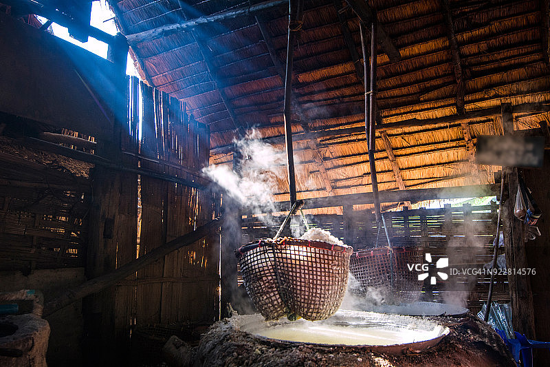 泰国楠府博克卢阿的古老盐坑和传统制盐工艺图片素材