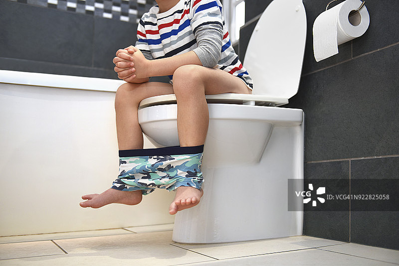 便秘的年轻男孩图片素材