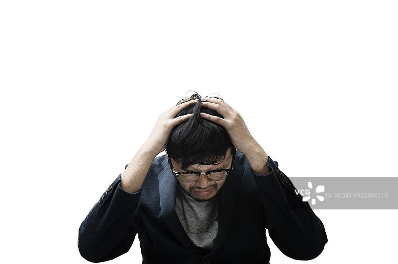 使用笔记本电脑后感到压力和头痛的亚洲男商人图片素材
