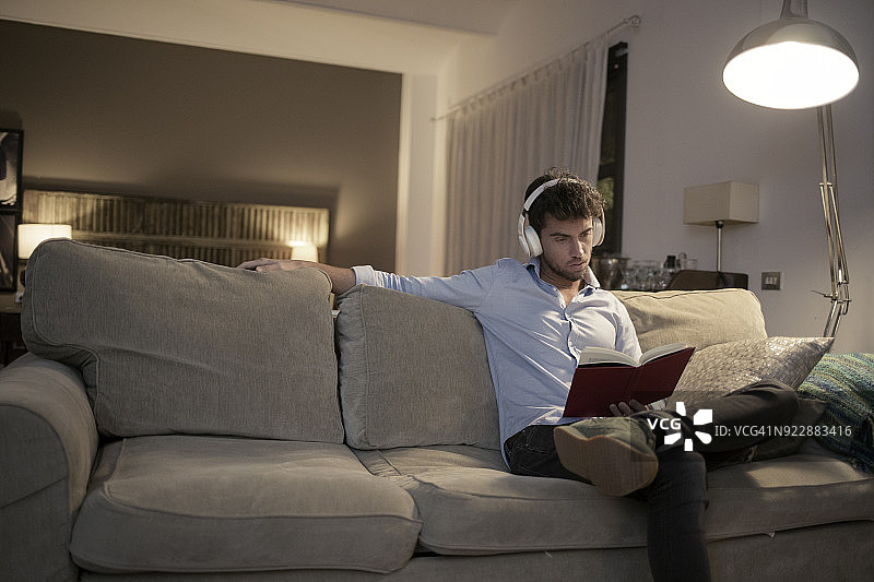 男人在家读书图片素材