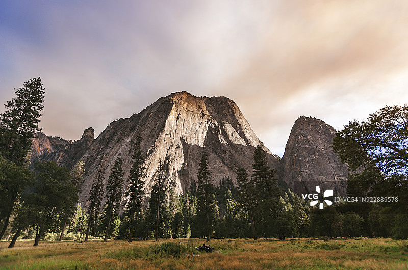 被野火映衬下的优胜美地酋长岩图片素材
