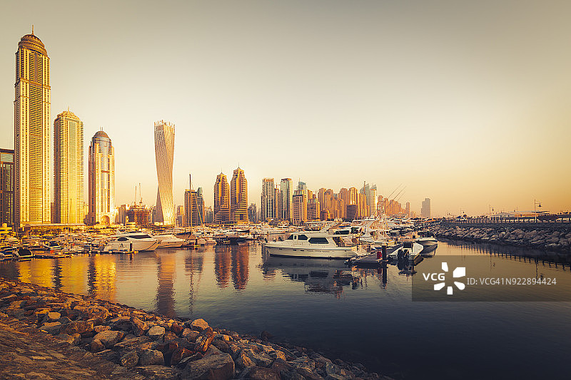 日落时分的迪拜码头，阿拉伯联合酋长国图片素材
