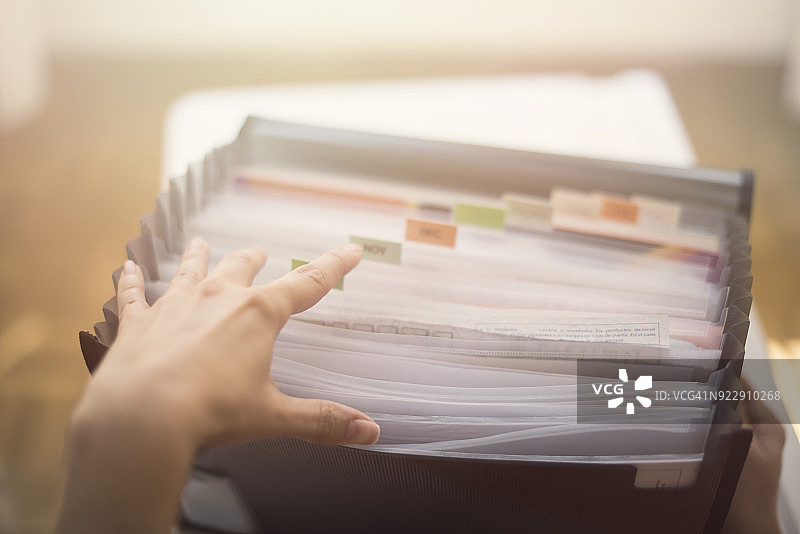 在文件夹和文件中查找的女人图片素材