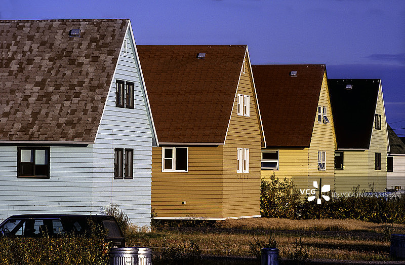 加拿大西北地区伊努维克北极城市云杉山路上的彩色房屋图片素材