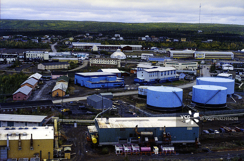 加拿大西北地区伊努维克北极城市鸟瞰图，中心可见冰屋形状的教堂图片素材