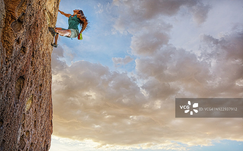 在岩壁上的攀岩女人图片素材