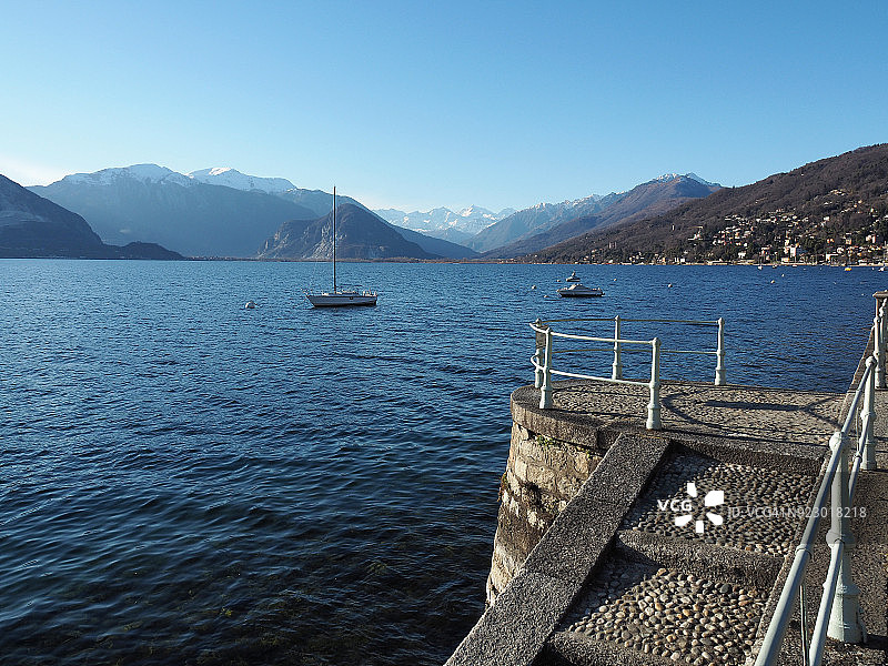 马焦雷湖畔的帕兰扎天鹅，意大利北部皮埃蒙特区韦尔巴诺-库西奥-奥索拉省，背景是博罗梅安群岛的马德雷岛图片素材