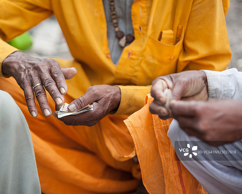 手持钞票的印度老年男人特写图片素材