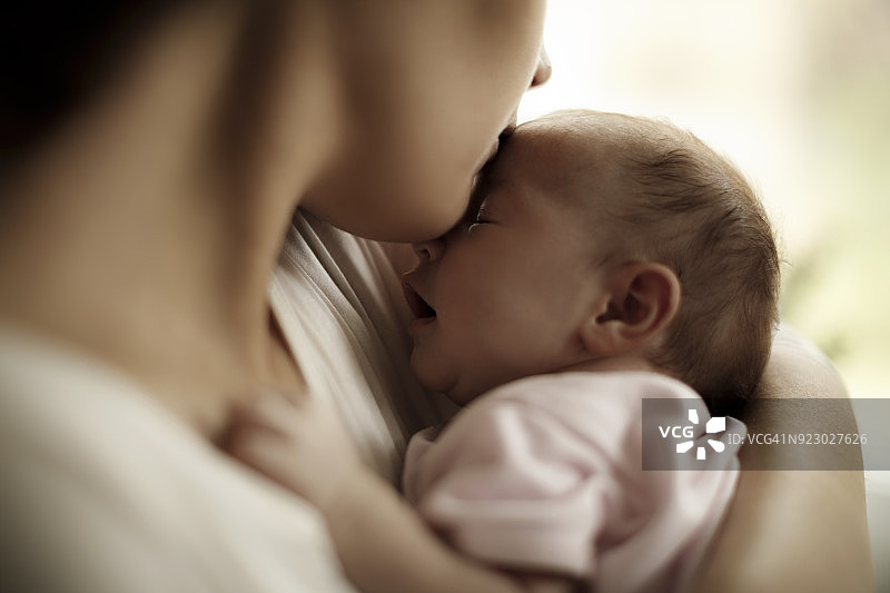 母亲和宝宝在家图片素材