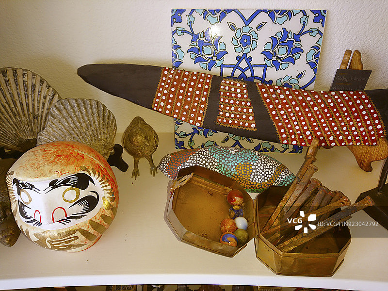 贝壳化石、铁钉、弹珠与工艺品陈列素材图片素材