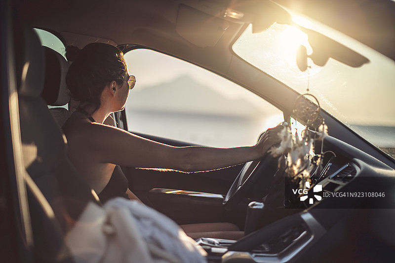 在夏季公路旅行中的女人图片素材