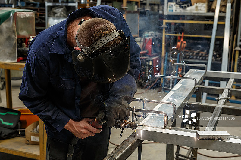工厂里的金属焊接工人图片素材