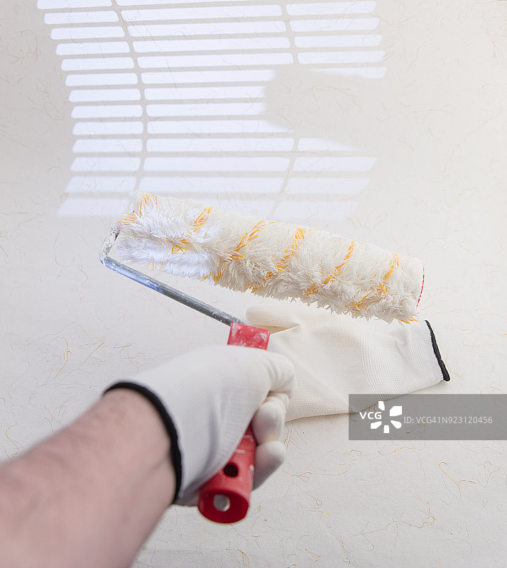 绘画滚筒和油漆工手套图片素材