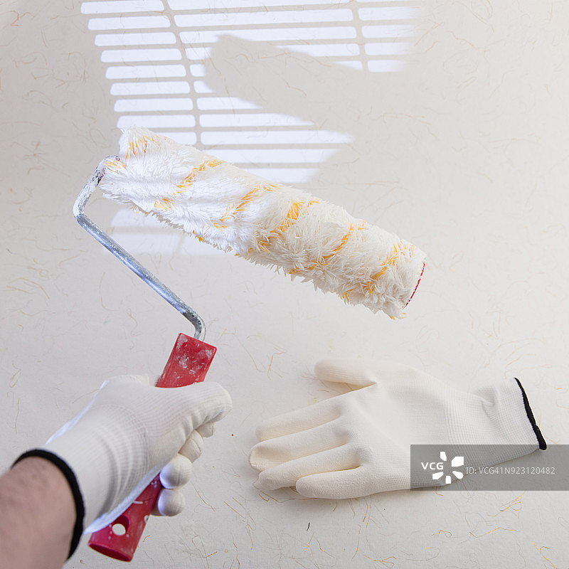 绘画滚筒和油漆工手套图片素材