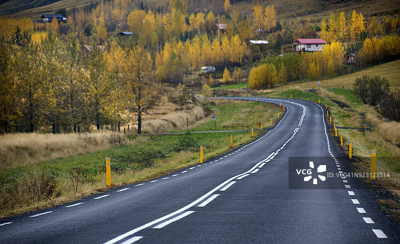 劳加瓦坦秋日之路图片素材