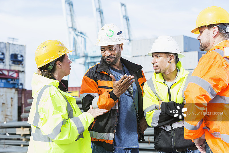在航运港口工作的多民族男女图片素材