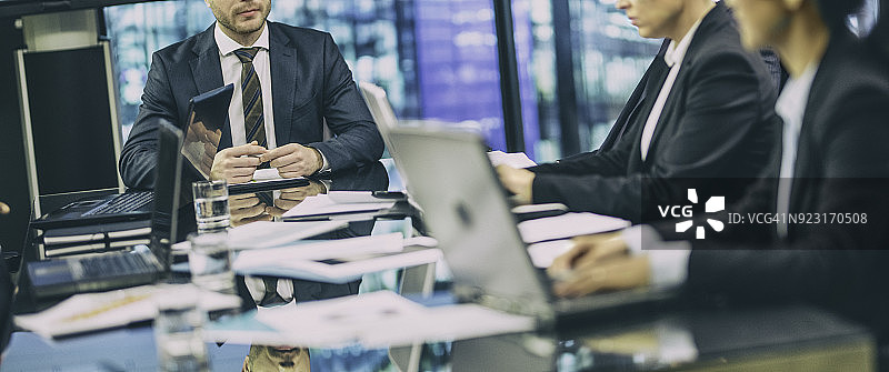 繁忙的商务会议图片素材