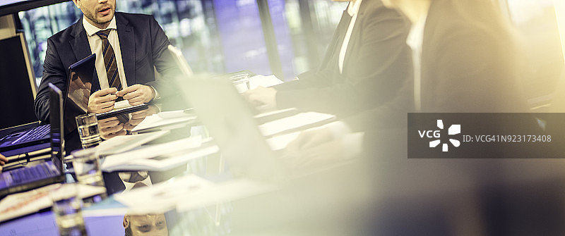 深夜商务会议图片素材