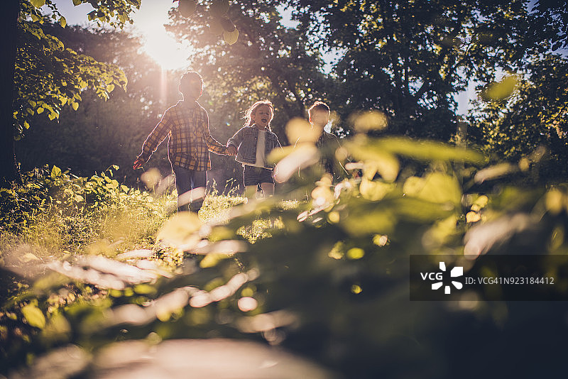 春天里在自然中奔跑和尖叫的快乐孩子们视角图片素材