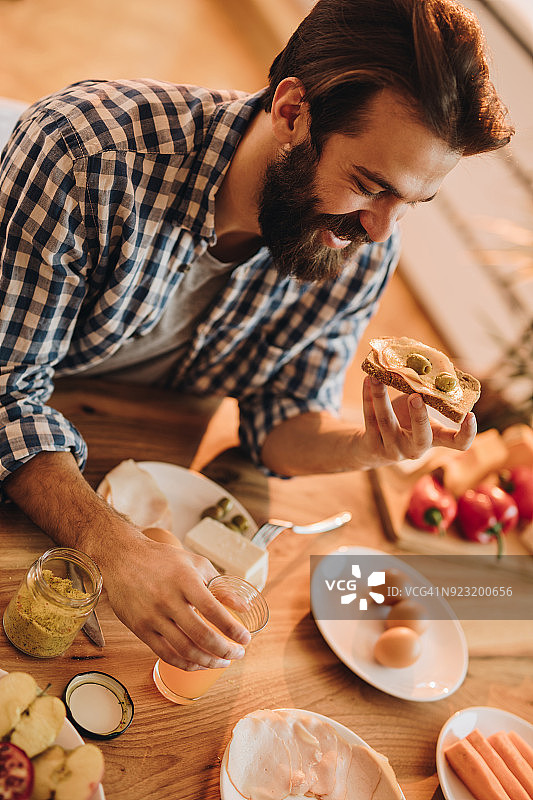 快乐的男人在家享受早餐图片素材