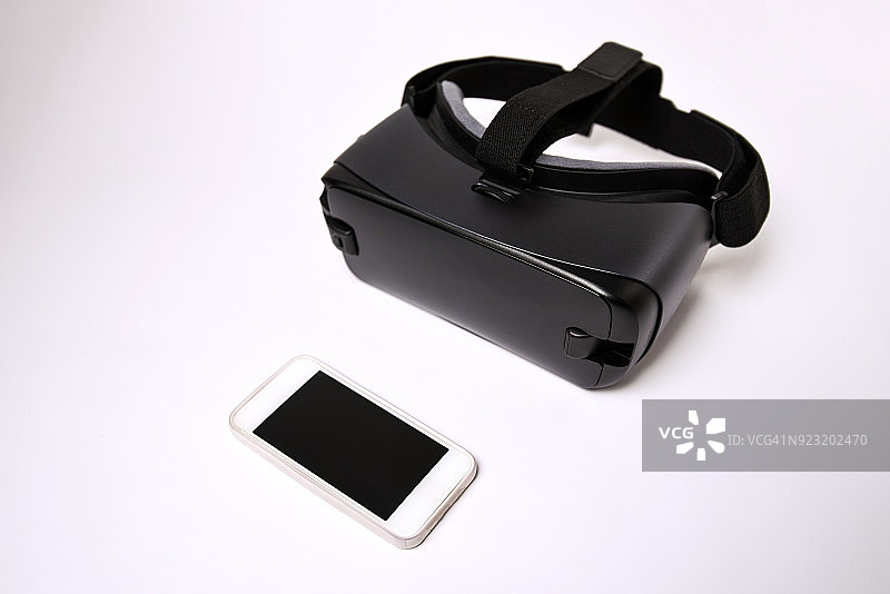 白色背景上的虚拟现实模拟器图片素材
