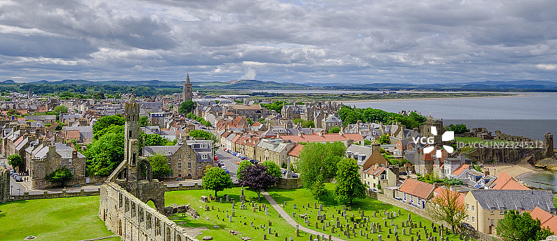 从圣鲁尔塔看到的苏格兰圣安德鲁斯小镇图片素材