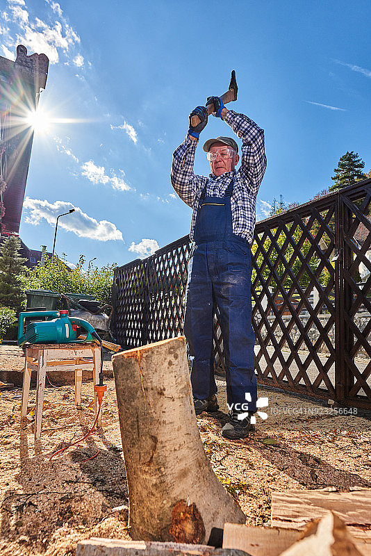 劈柴时间图片素材