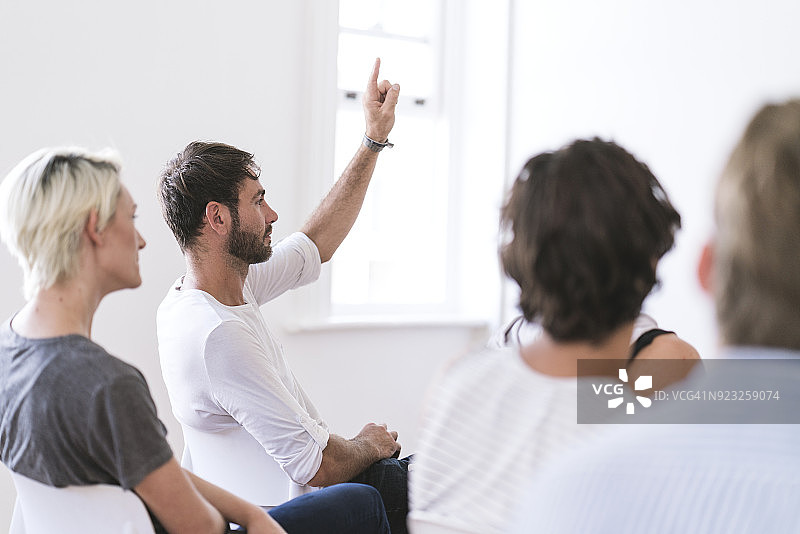 男人在团体治疗中举手图片素材