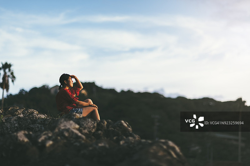 女人独自在悬崖上看日出图片素材