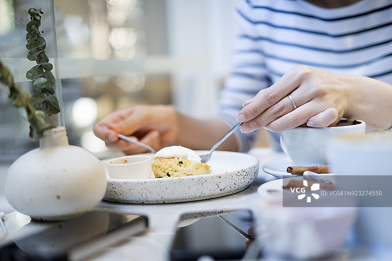 女人在工作场所吃烘焙糕点图片素材