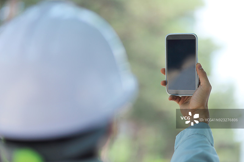 工程师在户外使用智能手机图片素材