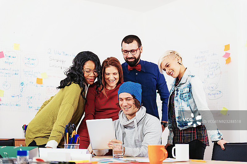 办公室里与怀孕同事的团队合作图片素材