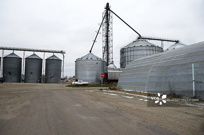 美国南达科他州普兰金顿的农业筒仓和谷物升降机图片素材