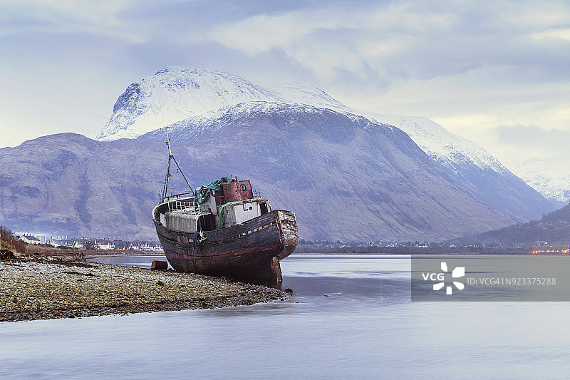 林内湖上的旧船，背景是本尼维斯山图片素材