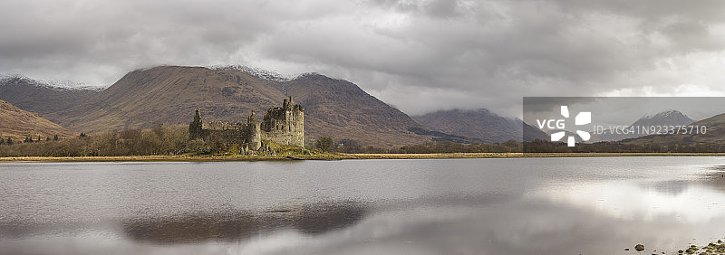 基尔亨城堡在洛豪上的倒影图片素材