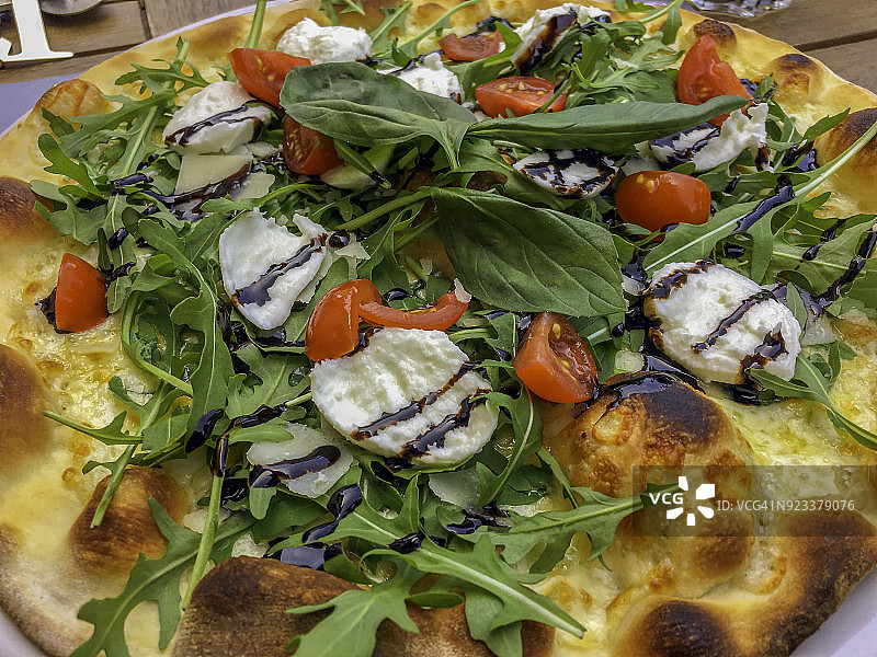 芝麻菜、小番茄和水牛马苏里拉奶酪披萨图片素材