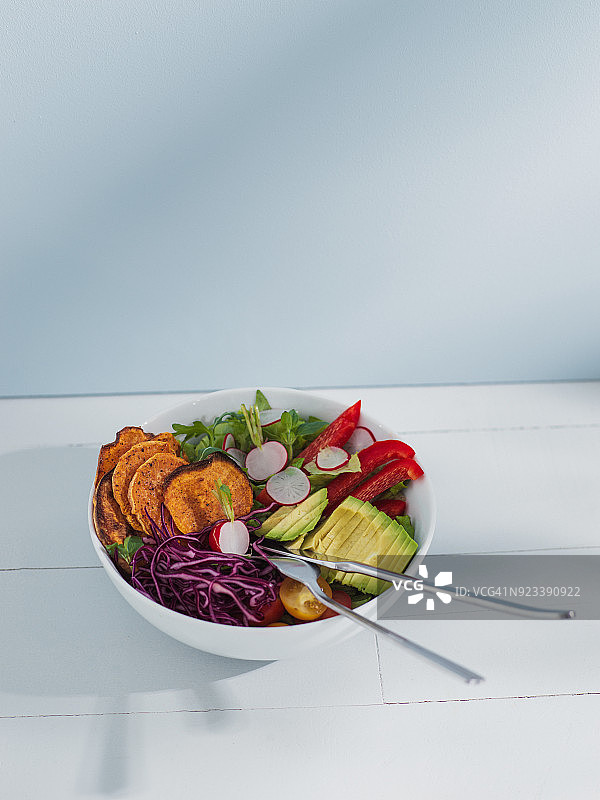 新鲜纯素食蔬果沙拉蓝色明亮摄影图片素材