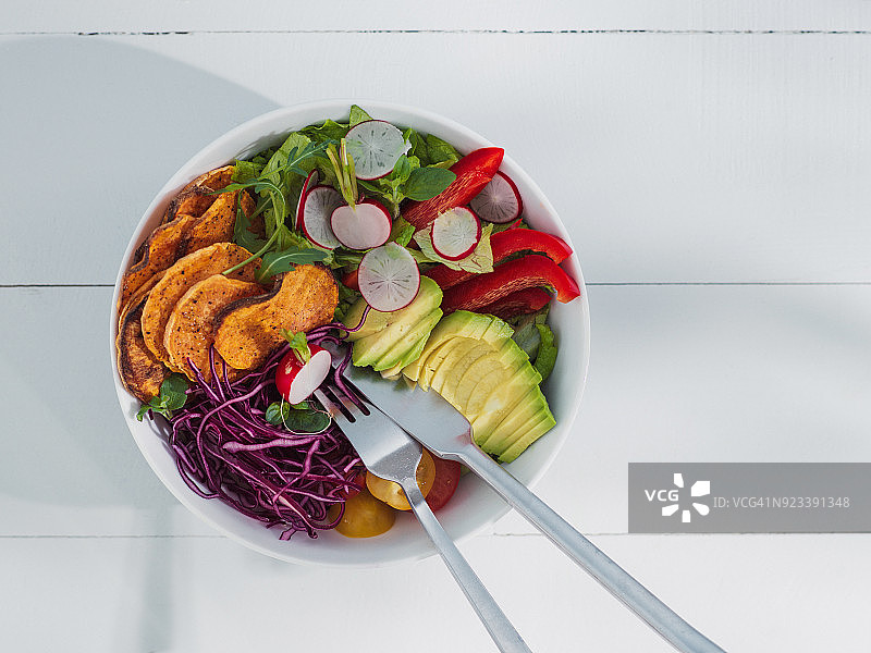 新鲜纯素食蔬果沙拉蓝色明亮摄影图片素材