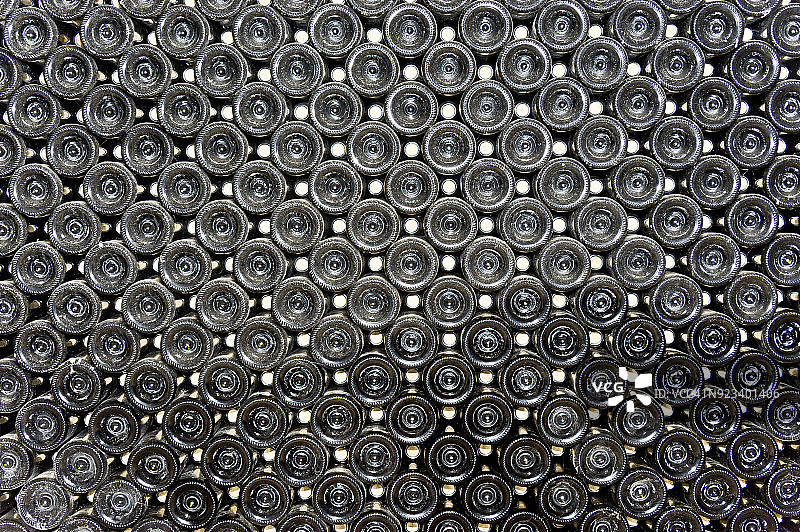 法国酒庄内堆叠的葡萄酒瓶图片素材